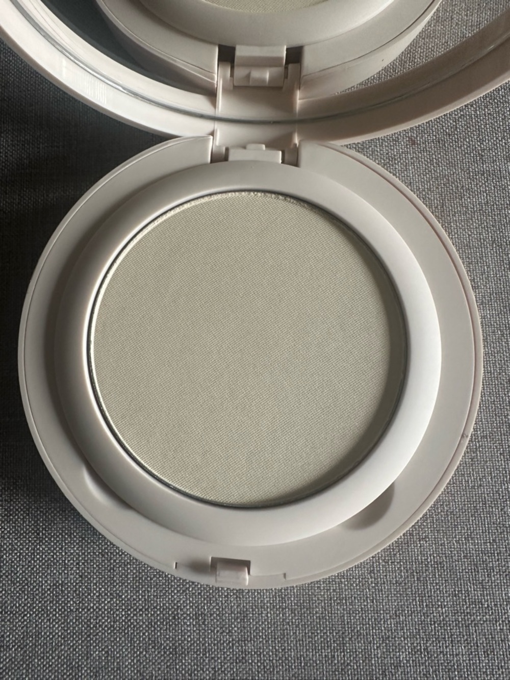 Laura Mercier Translucent Setting Powder - Picture 4 of 5